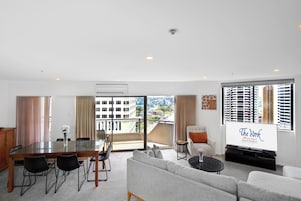 Apartamento, 3 habitaciones | Zona de estar | Televisión de pantalla plana de 32 pulgadas con canales por satélite