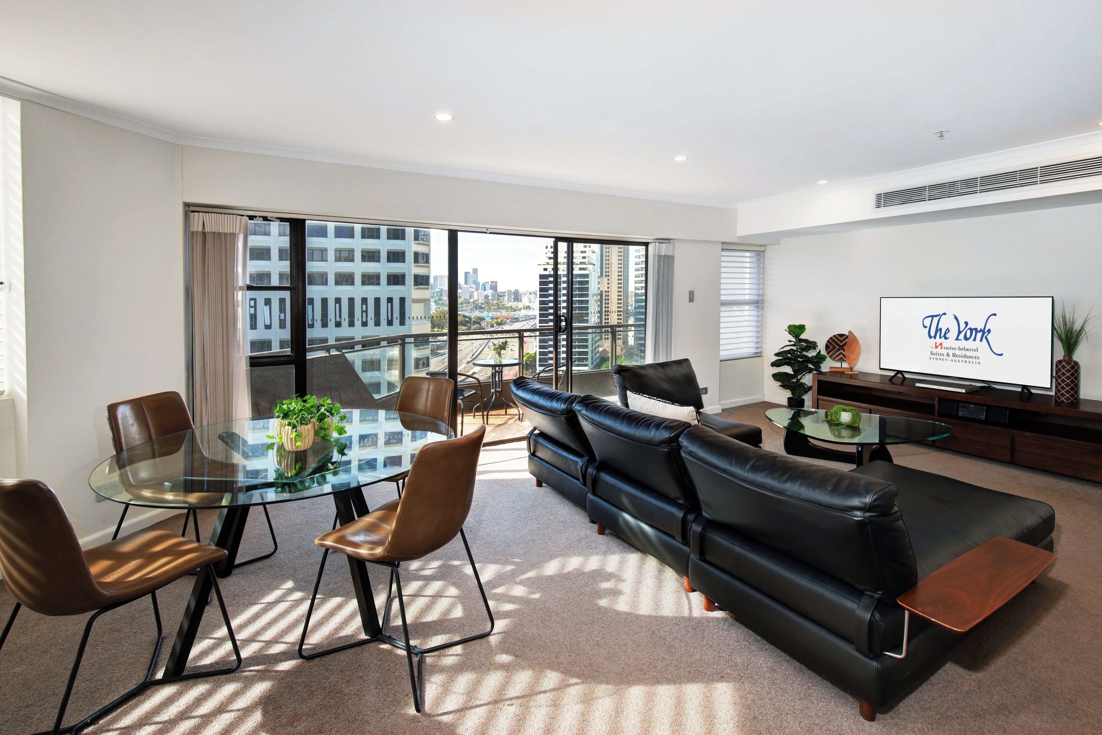 Leilighet – executive, 2 soverom | Oppholdsområde | En 32-tommers Flatskjerm-TV med Parabol-TV samt TV og DVD-spiller