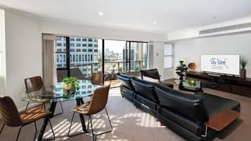 Executive appartement, 2 slaapkamers | Woonruimte | Een 32-inch flatscreentelevisie met satellietzenders en televisie