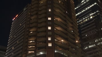 Fachada de la propiedad por la tarde o noche
