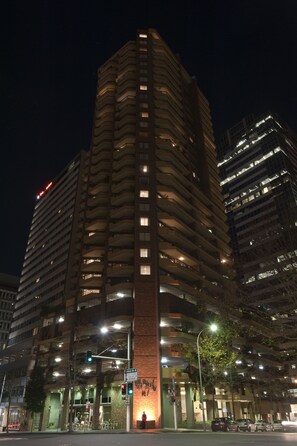 Façade de l’hébergement  – soirée/nuit