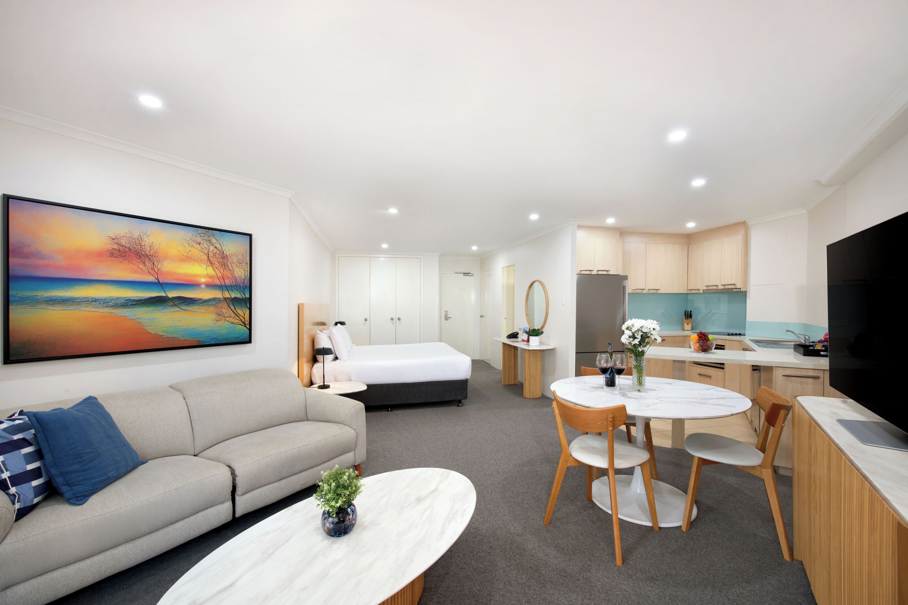 Studio, 1 queensize-seng | Oppholdsområde | En 32-tommers Flatskjerm-TV med Parabol-TV samt TV og DVD-spiller