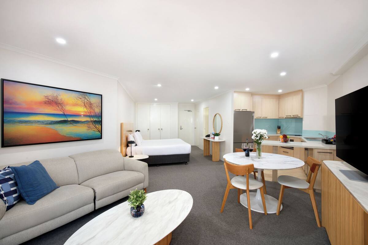 Estudio, 1 cama de matrimonio | Cocina privada | Cafetera o tetera, frigorífico, microondas y placa de cocina