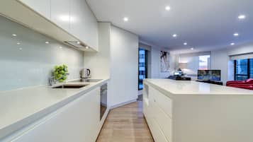 Refrigerador, microondas, placa de cocina, lavavajillas