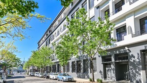 Une rangée d’immeubles modernes dotés de balcons et de grandes fenêtres.