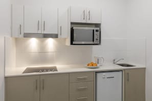 Estudi (Apartment) | Cuina privada | Frigorífic, microones i bullidora elèctrica