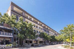 Front of property - Nesuto Woolloomooloo Sydney Apartments (Woolloomooloo)