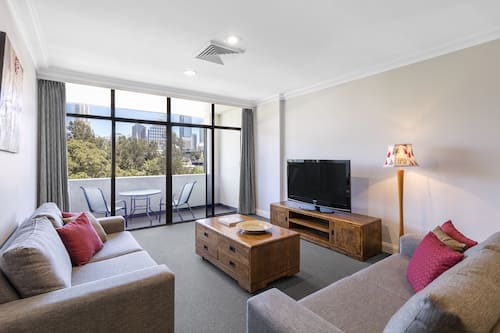 Apartment, 2 Schlafzimmer, Balkon | Wohnzimmer | 42-Zoll-LCD-Fernseher mit Digitalempfang, Fernseher