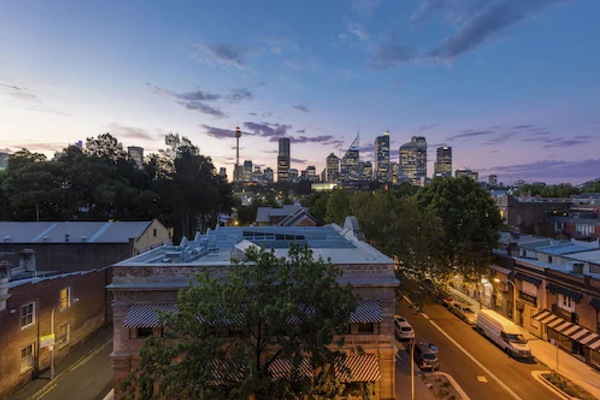 Façana frontal de l'allotjament (vespre/nit)