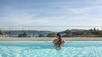 Utomhuspool, gratis cabanor och solstolar