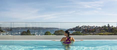 Una piscina al aire libre, camas de piscina gratis