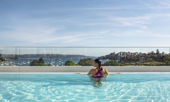 Una piscina al aire libre, camas de piscina gratis