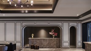 A lobby with a marble reception desk, a chandelier, and a vase with flowers. - InterContinental Sydney Double Bay by IHG (Double Bay)