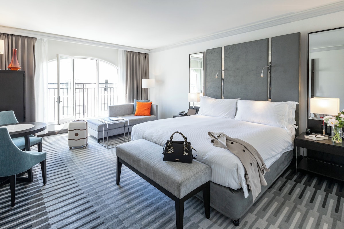 Classic Room, 1 King Bed, Courtyard View | Egyptian cotton sheets, premium bedding, pillow-top beds, minibar