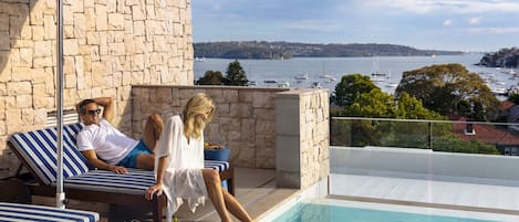 Una piscina al aire libre, camas de piscina gratis