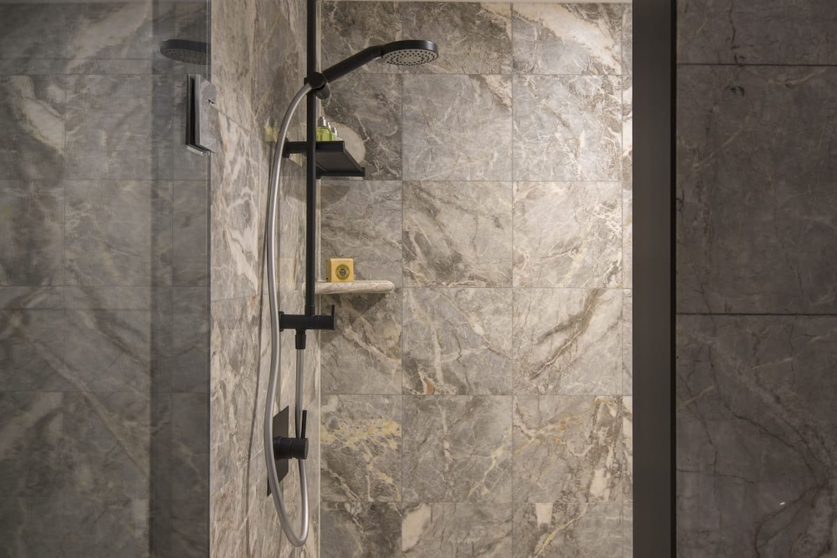 separate bathtub and shower, rainfall showerhead