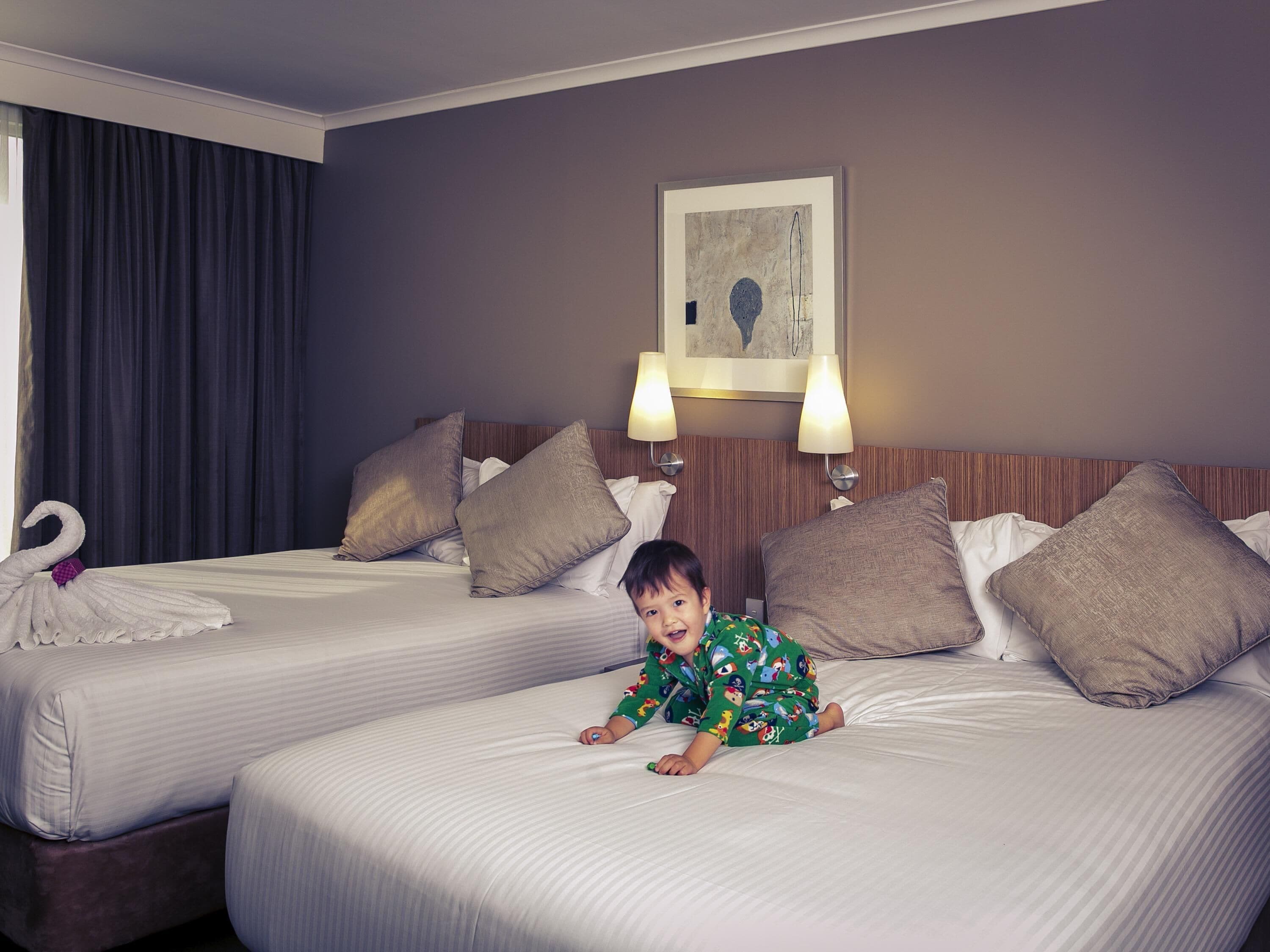 ตู้นิรภัยในห้องพัก, ตกแต่งพิเศษโดยเฉพาะ, โต๊ะทำงาน