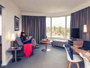 Suite ejecutiva, 1 cama de matrimonio grande con sofá cama (Spa) | Caja fuerte, mobiliario individual, escritorio