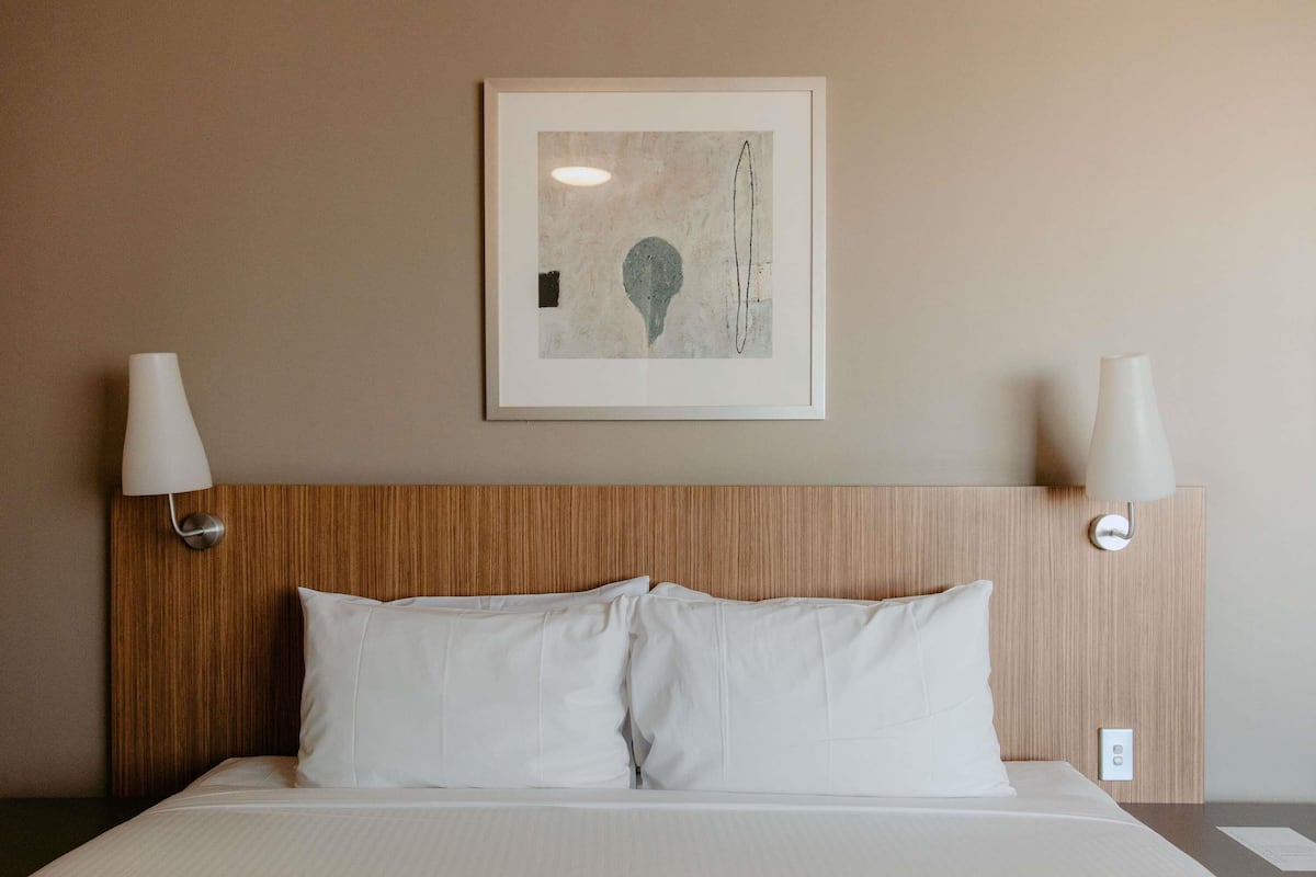 Suite – junior, 1 kingsize-seng | Safe på rommet, individuelt innredet og skrivebord