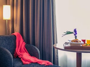 行政套房, 1 張特大雙人床和 1 張沙發床 (Spa) | 客房內保險箱、布置獨特、書桌、筆電工作空間