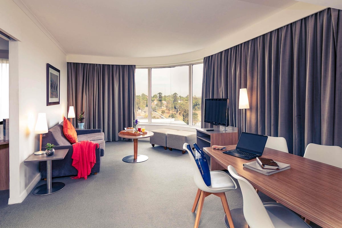 Executive Spa Suite | In-room safe, individually furnished, desk, laptop workspace