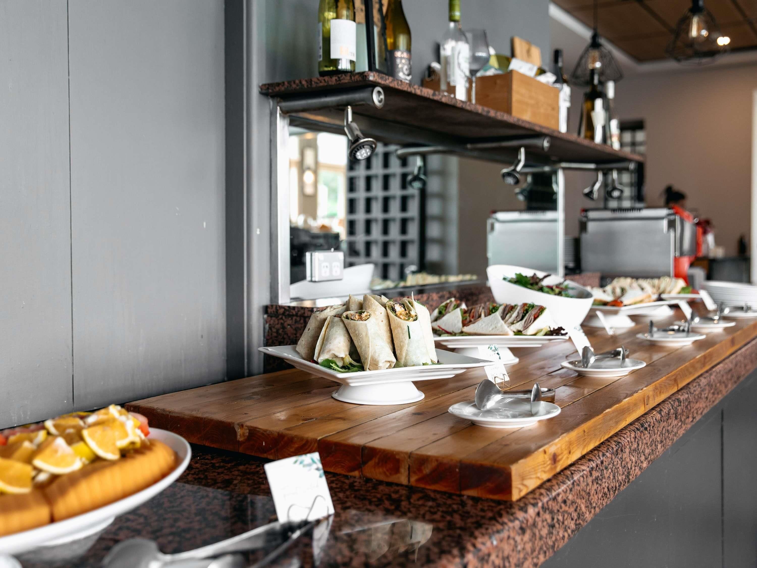 Petit déjeuner, déjeuner et dîner servis sur place