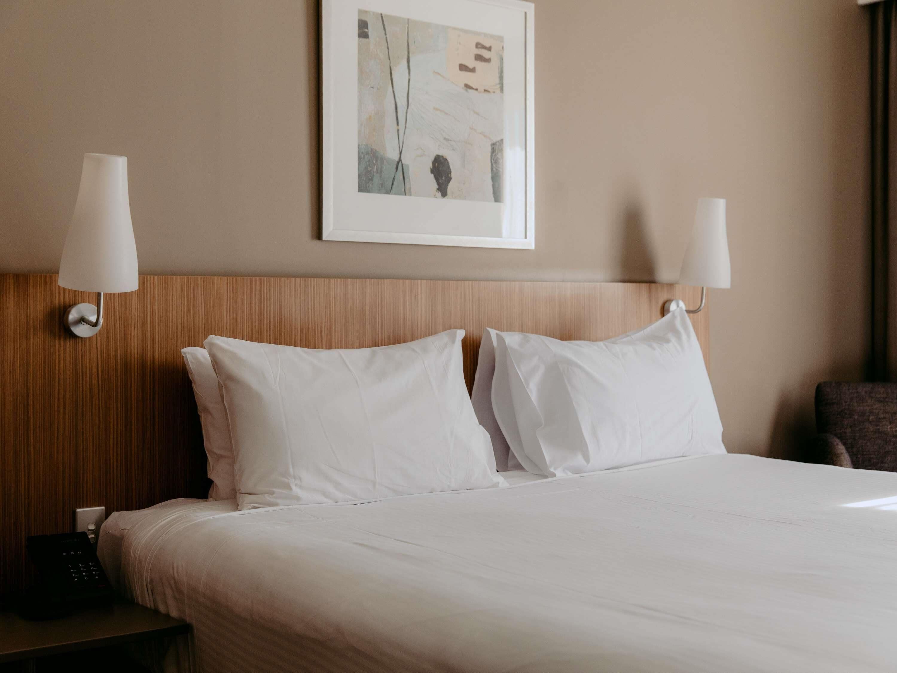 Rom – classic, 1 kingsize-seng | Safe på rommet, individuelt innredet og skrivebord