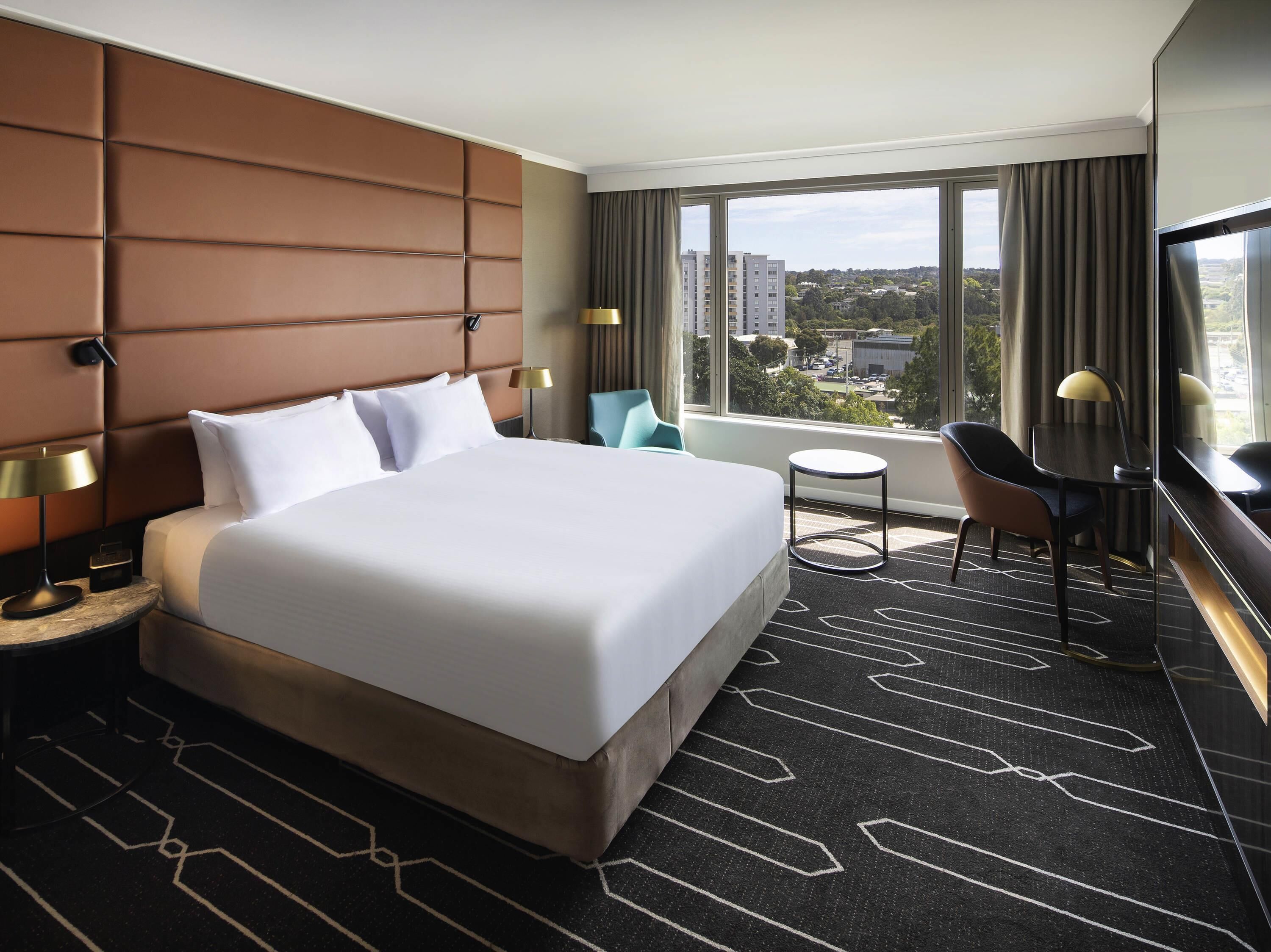 Superior King Room | In-room safe, desk, laptop workspace, blackout drapes