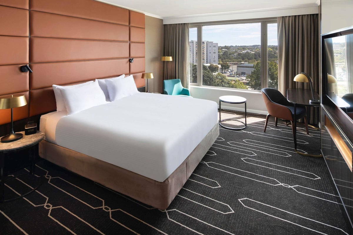 Superior King Room | In-room safe, individually furnished, desk, laptop workspace