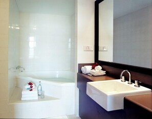 Suite ejecutiva, 1 cama de matrimonio grande con sofá cama (Spa) | Baño | Ducha y cabezal de ducha tipo lluvia