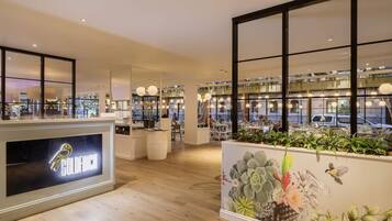 Daily full breakfast (AUD 42 per person)