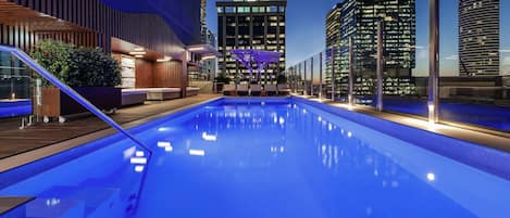 Piscine extérieure, accÚs possible de 5 h à 19 h, chaises longues