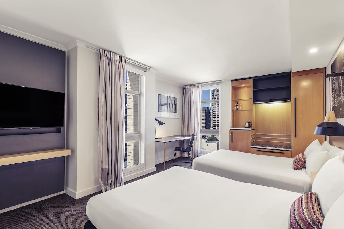 Quarto superior, 2 camas de casal, vista para a cidade | Cofres nos quartos, escrivaninha, cortinas blackout