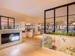 Breakfast, lunch and dinner served - Mercure Brisbane King George Square (Brisbane)