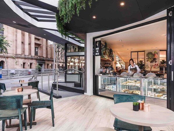 Petit déjeuner, déjeuner et dîner servis sur place