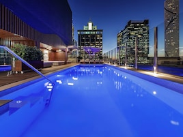 Piscina externa, funciona das 5h às 19h, espreguiçadeiras