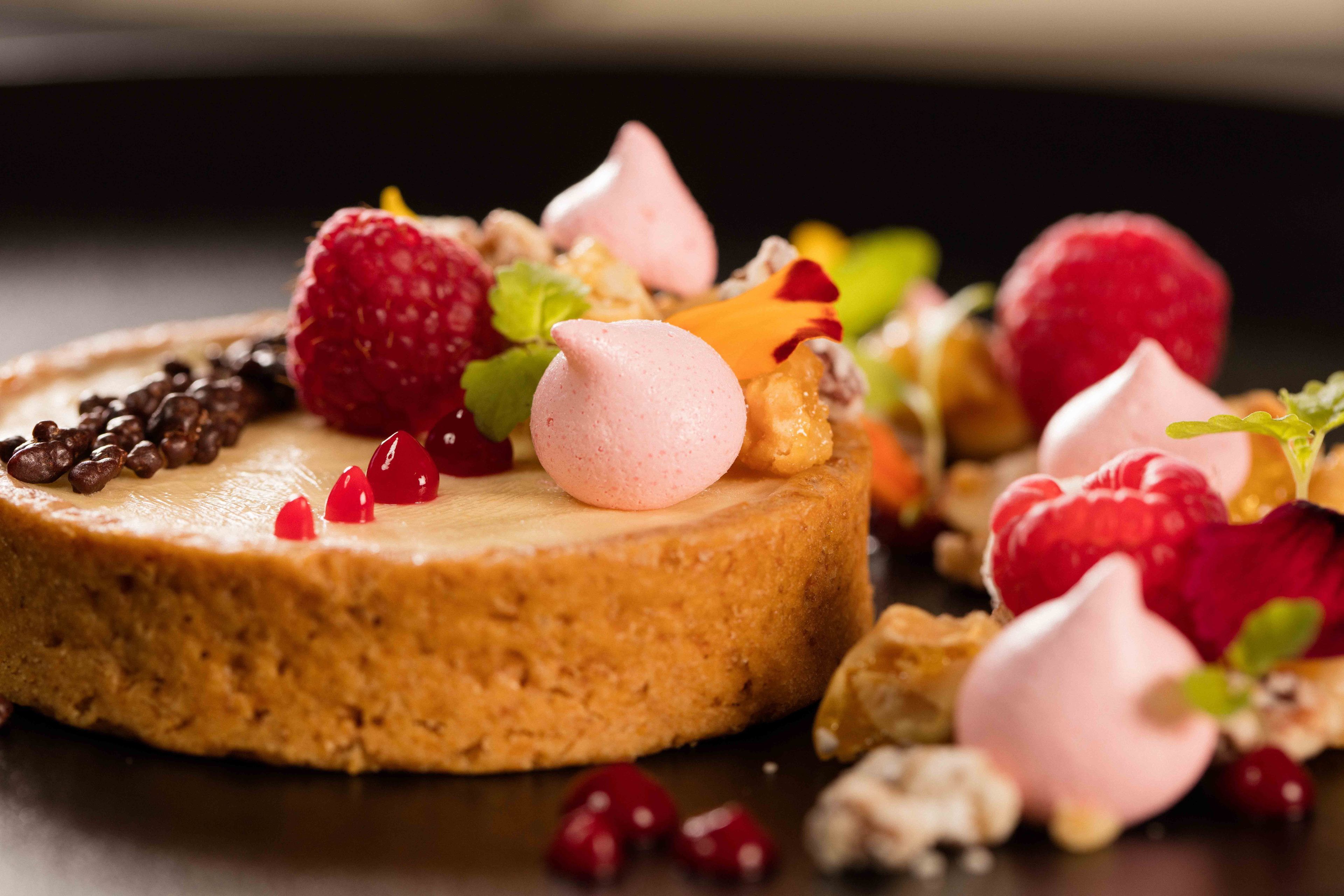 Un postre con diferentes frutas y trozos de chocolate en un plato.