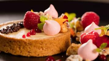 Un postre con diferentes frutas y trozos de chocolate en un plato.