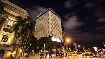 Fachada de la propiedad por la tarde o noche
