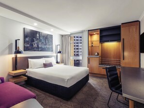 Quarto superior, 1 cama Queen, vista para a cidade | Cofres nos quartos, escrivaninha, cortinas blackout