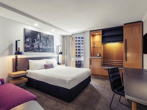 Quarto superior, 1 cama Queen, vista para a cidade | Cofres nos quartos, escrivaninha, cortinas blackout