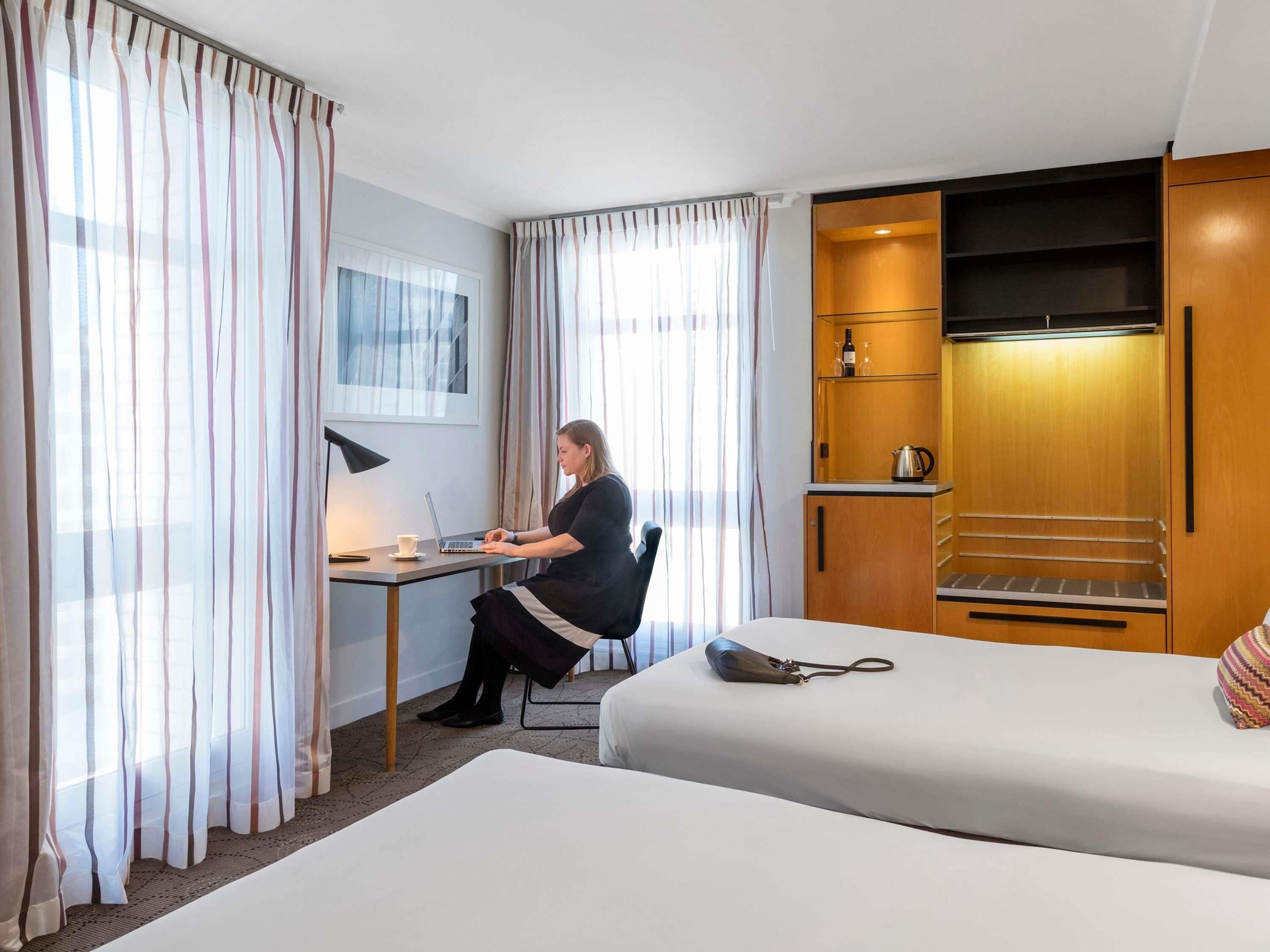 Caja de seguridad en la habitación, escritorio y cortinas blackout 