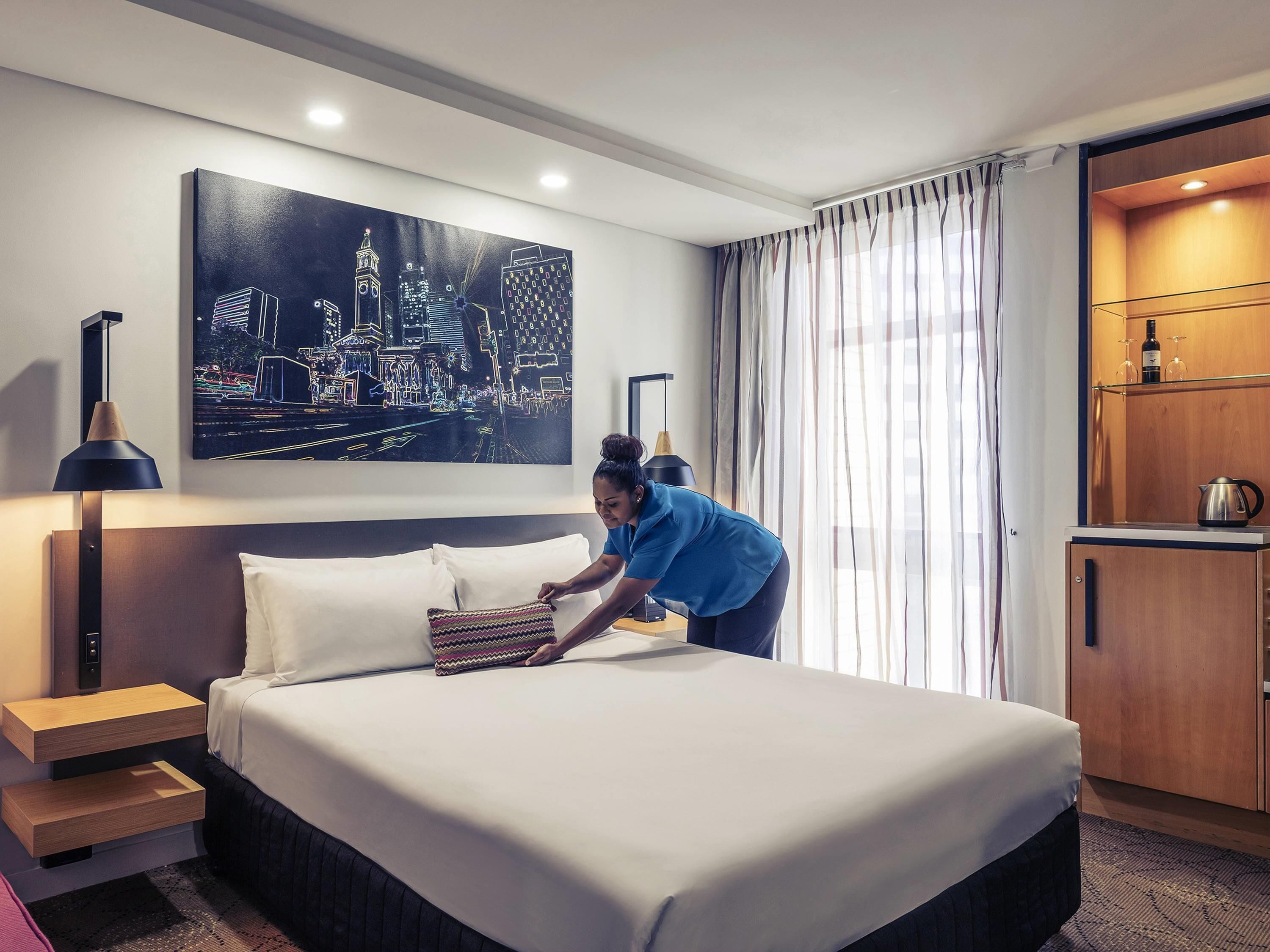 Caja de seguridad en la habitación, escritorio y cortinas blackout 