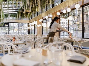 Breakfast, lunch and dinner served - Mercure Brisbane King George Square (Brisbane)