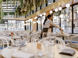 朝食、ランチ、ディナーに営業