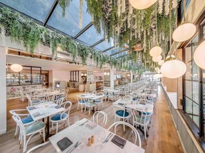 Breakfast, lunch and dinner served - Mercure Brisbane King George Square (Brisbane)