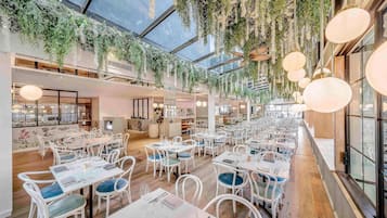 Serveert ontbijt, lunch en diner