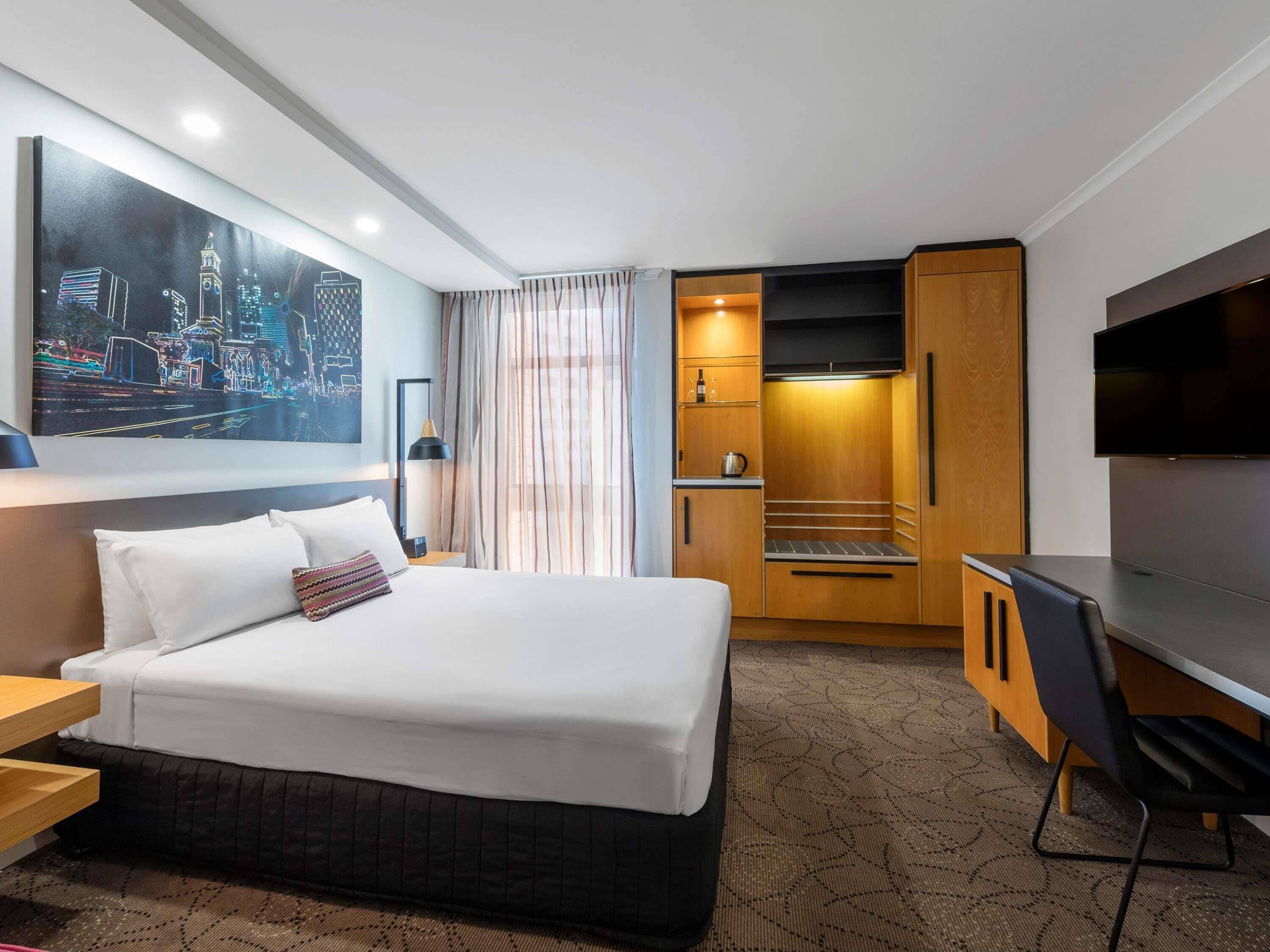 Habitación superior, 1 cama de matrimonio, vistas a la ciudad | Caja fuerte, escritorio, cortinas opacas y sistema de insonorización