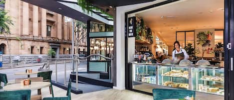 Petit déjeuner, déjeuner et dîner servis sur place