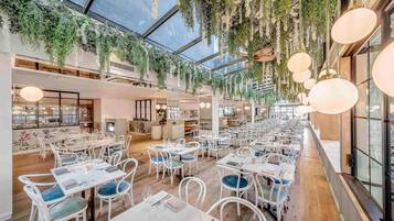 Petit déjeuner, déjeuner et dîner servis sur place